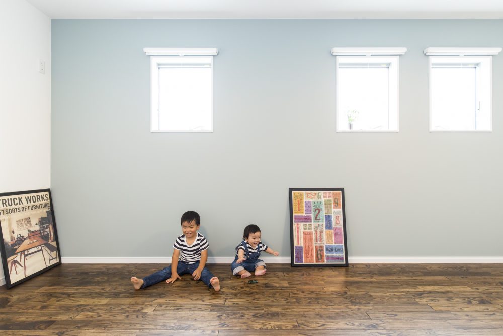 子供部屋（幅木は、濃色床材と明るい壁紙との中間色を採用）